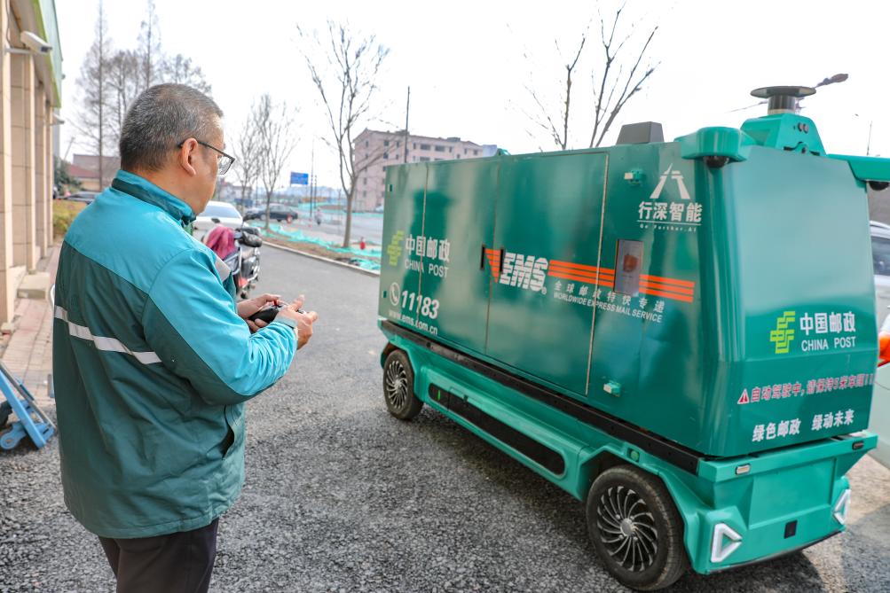 科技感满满!上海首批邮政无人投递车“上岗”(图2) 科技感满满!上海首批邮政无人投递车“上岗”(图2)