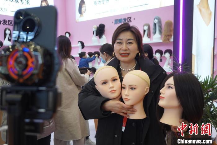 假发模特直播走红 电商带火民众“头顶时尚”(图1) 假发模特直播走红 电商带火民众“头顶时尚”(图1)