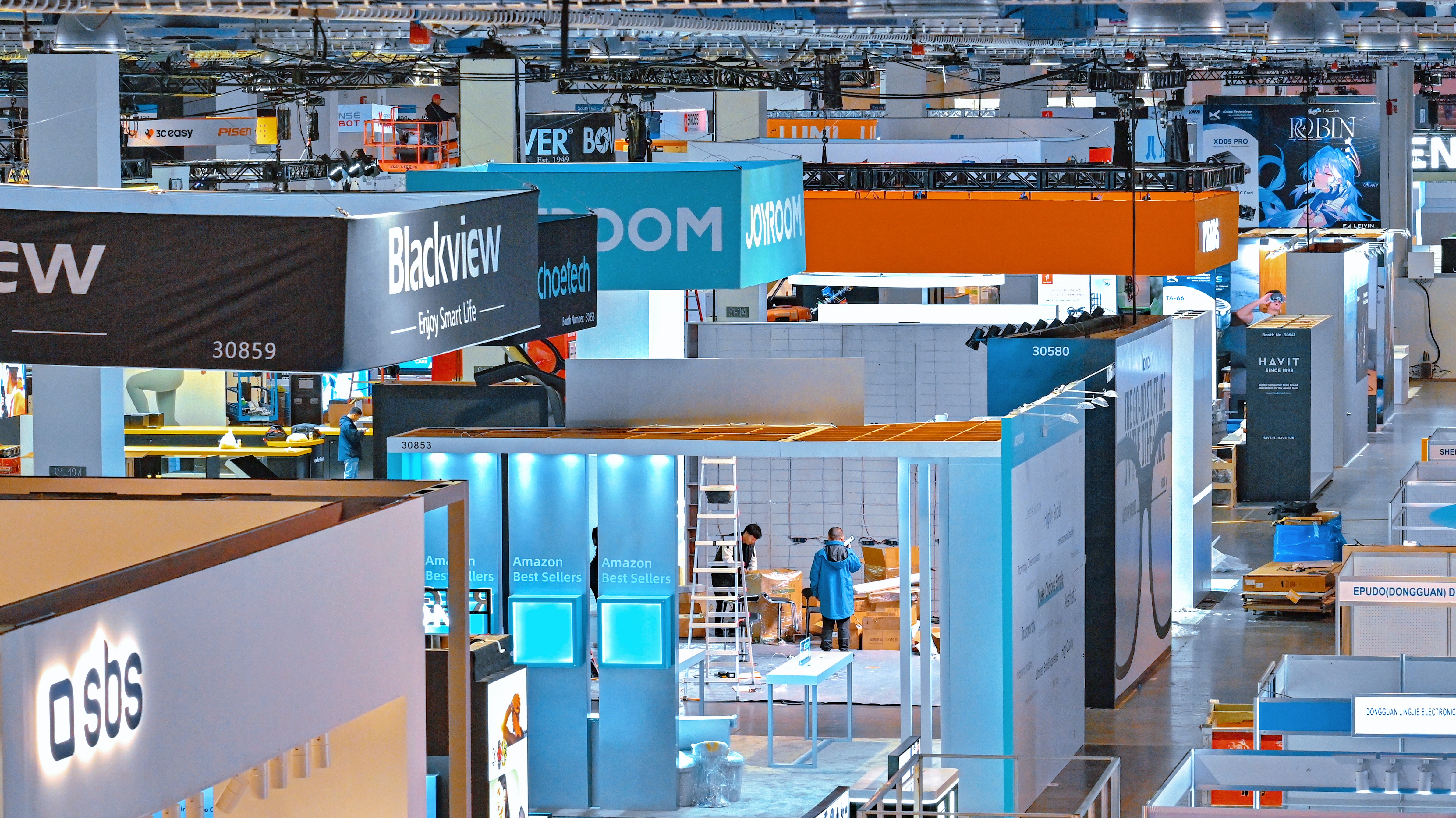 CES展区上演“冰与火之歌”！中国企业出海热延续，本土化运营成必修课(图1)