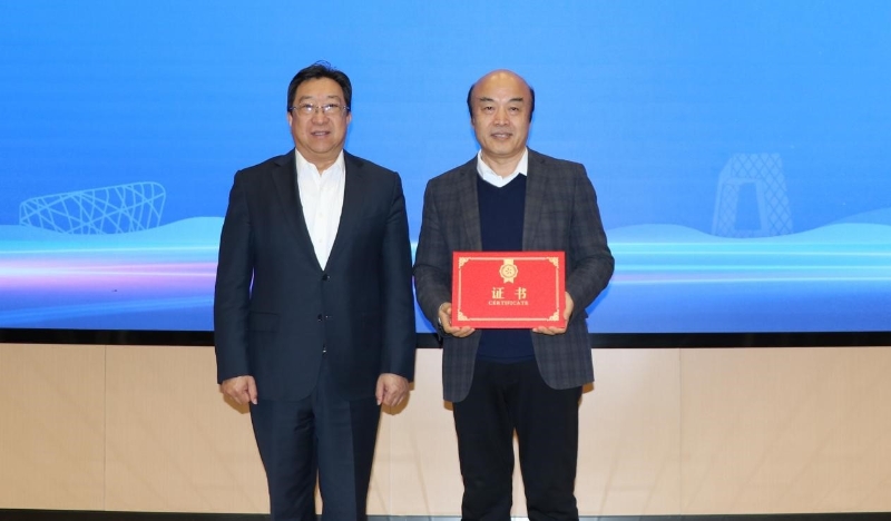 8徐延豪为新当选的中国科技新闻学会科技报分会会长郝建新颁发证书.jpg 聚焦媒体新质生产力 共筑科技传播新生态——中国科技新闻学会科技报分会第三次会员代表大会暨中国科技传播论坛传媒分论坛在京举行(图11)