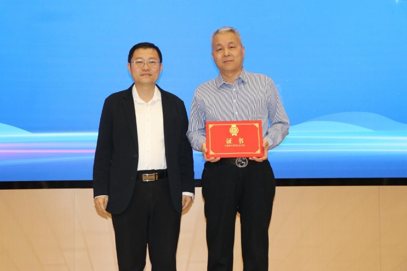 9孟令耘为监事长石宝新颁发证书.jpg 聚焦媒体新质生产力 共筑科技传播新生态——中国科技新闻学会科技报分会第三次会员代表大会暨中国科技传播论坛传媒分论坛在京举行(图12)