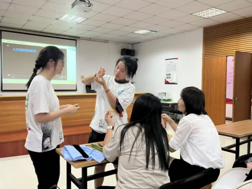 媒体管家： 南通大学杏林学院：心灯照社区，共守安康路(图2)