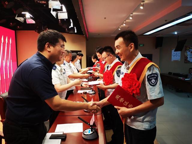 “环保奶奶”登台宣讲 为房山“环保卫士”鼓劲儿(图2) “环保奶奶”登台宣讲 为房山“环保卫士”鼓劲儿(图2)