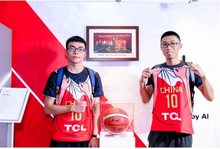 中国“篮”不住,TCL以一套花式应援组合拳助威中国男篮(图6) 中国“篮”不住,TCL以一套花式应援组合拳助威中国男篮(图6)
