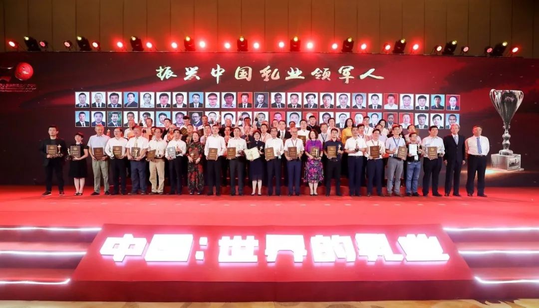 乳业技术博览会石家庄揭幕,新希望荣获“奶业振兴”殊荣(图1) 乳业技术博览会石家庄揭幕,新希望荣获“奶业振兴”殊荣(图1)