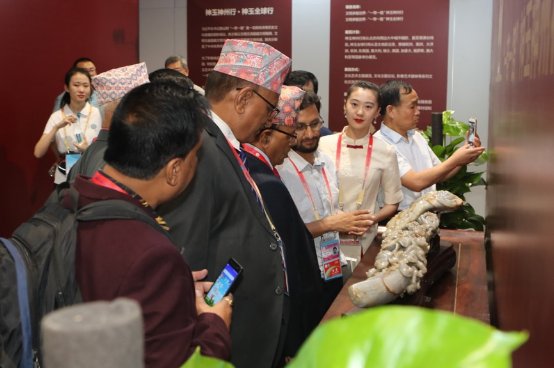 神玉艺术馆“文明承载世界一带一路神玉神州行敦煌展”轰动丝路万众热捧(图5) 神玉艺术馆“文明承载世界一带一路神玉神州行敦煌展”轰动丝路万众热捧(图5)